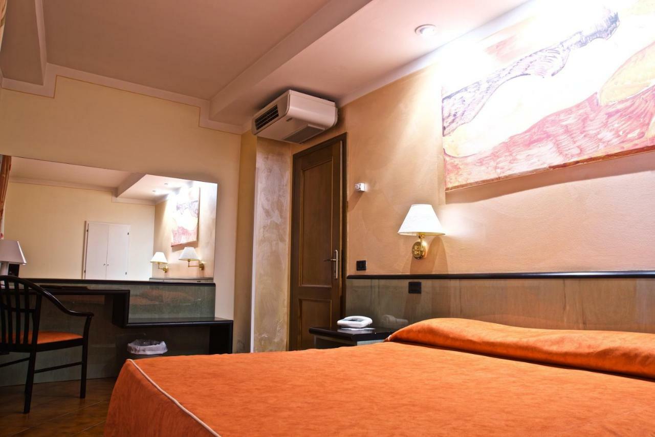 Hotel La Luna Lucca Esterno foto