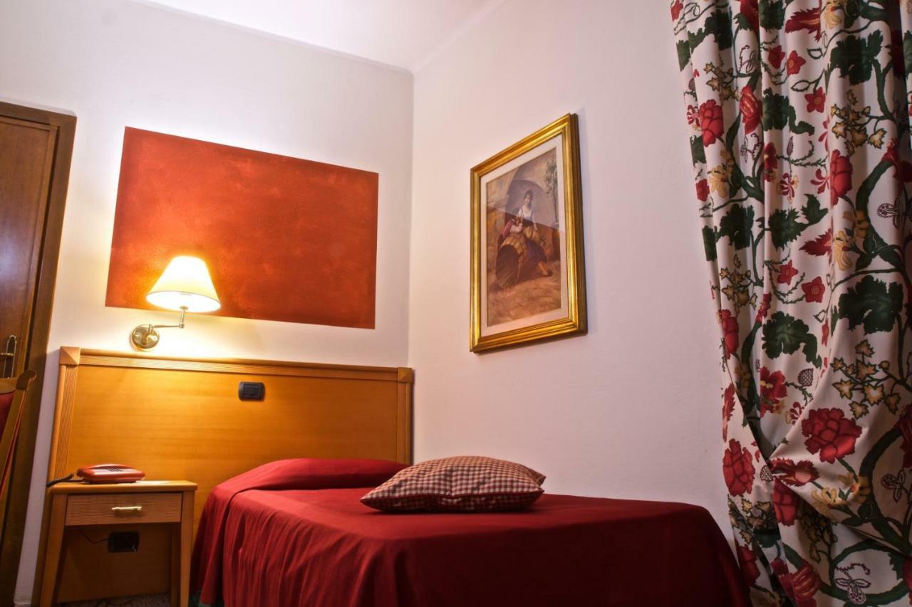 Hotel La Luna Lucca Esterno foto