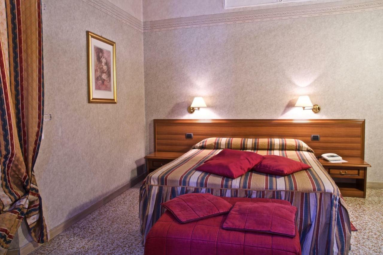 Hotel La Luna Lucca Esterno foto