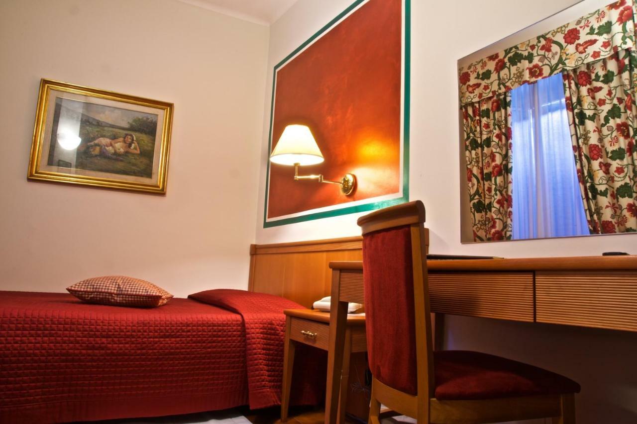 Hotel La Luna Lucca Esterno foto