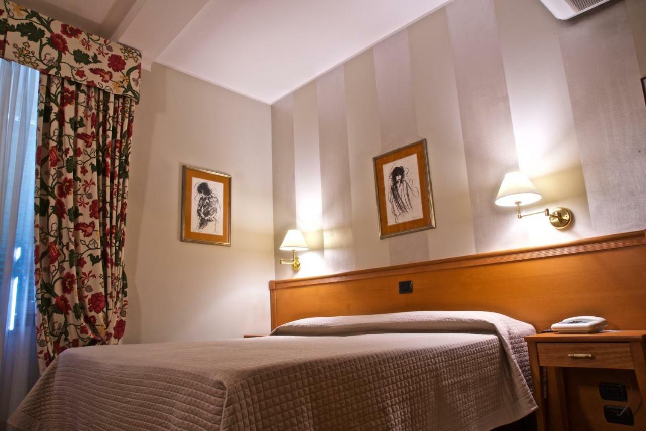 Hotel La Luna Lucca Esterno foto